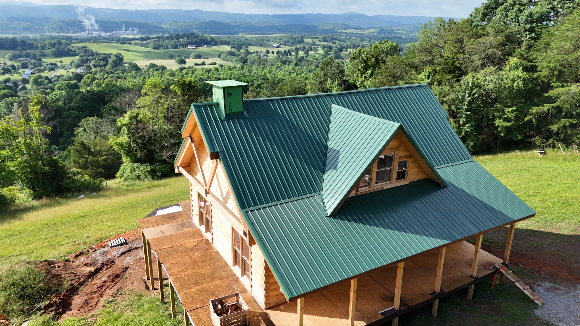 Green Metal Roofing: Enhancing Rustic Charm in Rogersville, TN